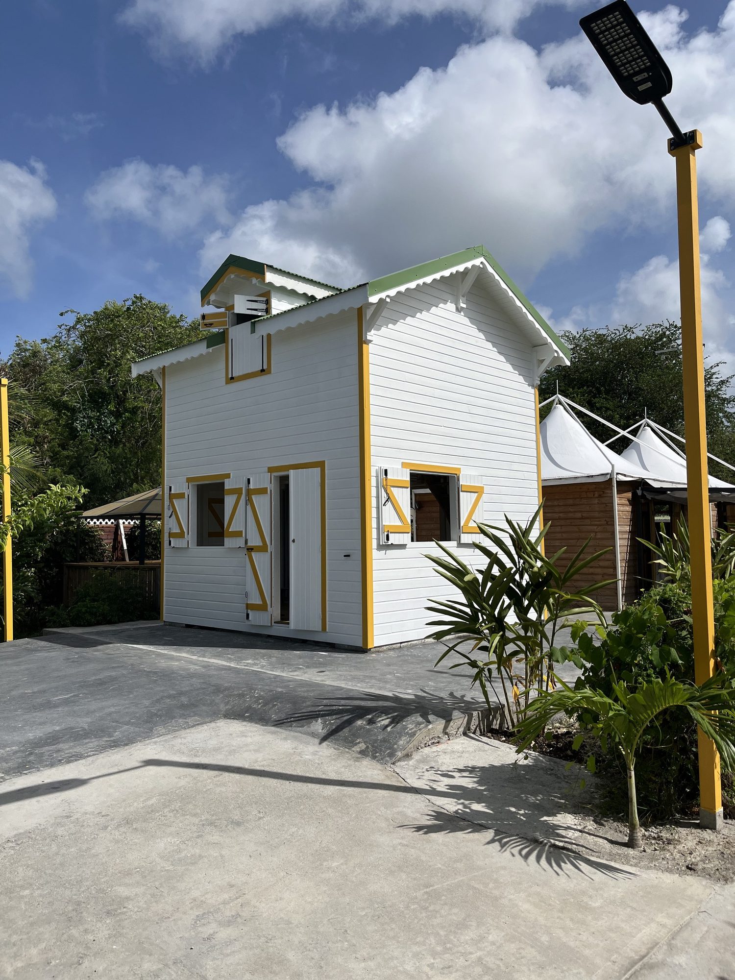 Détail d'une kaz créole à Marie-Galante, volets bois