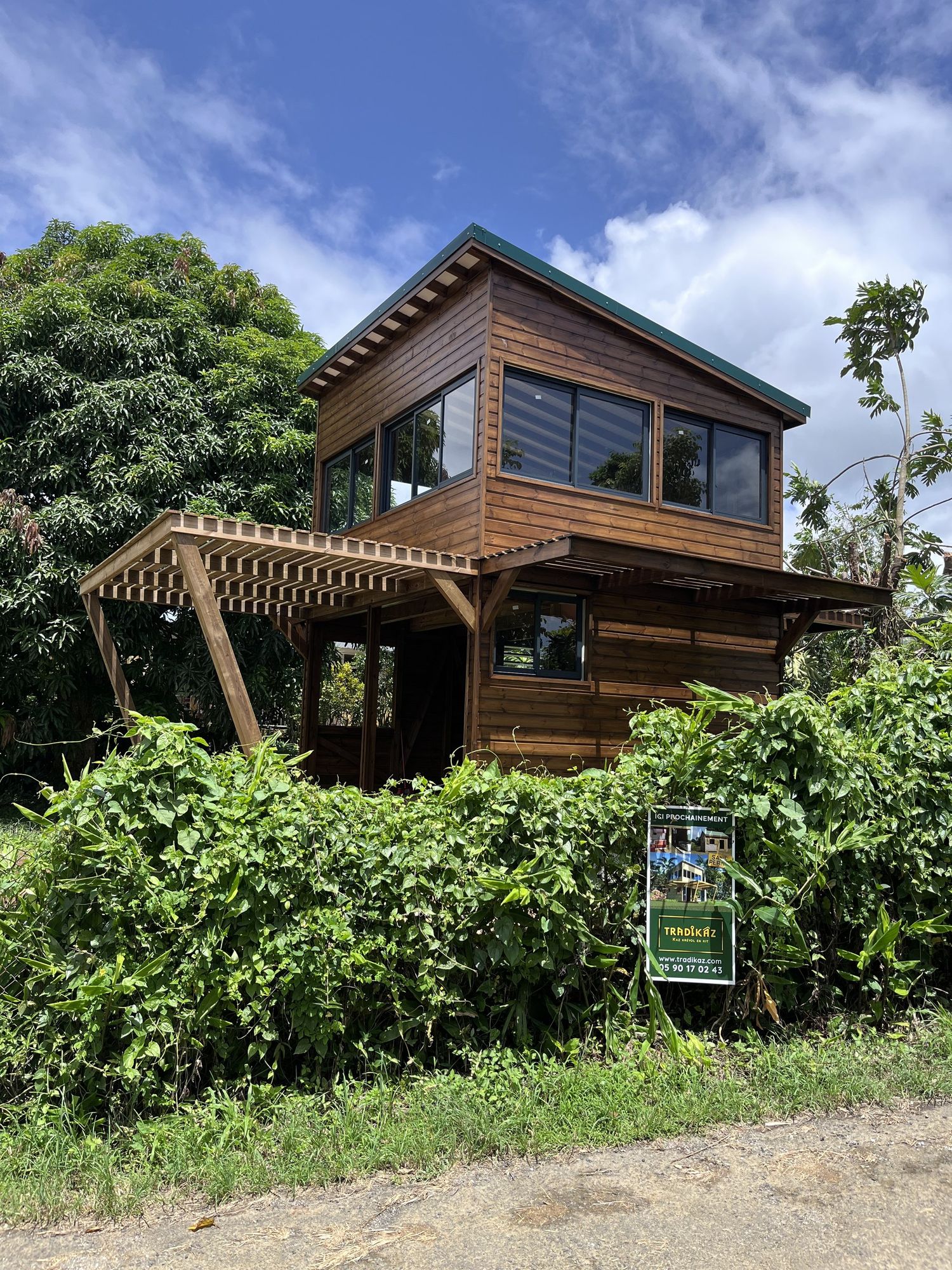 Écolodge créole en bois livré à Sainte-Rose, Guadeloupe