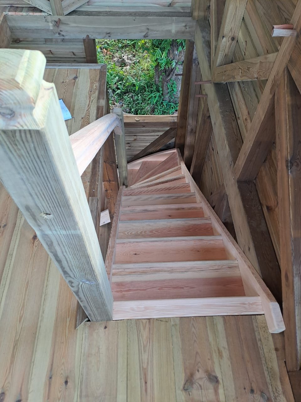 Détail d'escalier bois dans une kaz créole TRADIKAZ